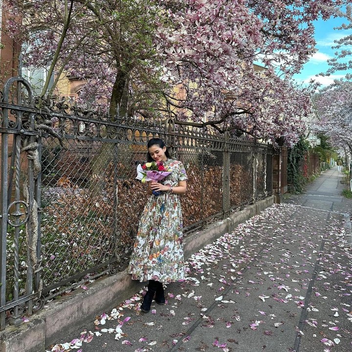<p>Sarah Menzel tampil bak bangsawan di Eropa dengan<em> midi dress</em> bermotif floral dan kupu-kupu. Ia menyempurnakan penampilannya dengan <em>ankle boots</em> warna hitam. (Foto: Instagram @ssarah_menzel)</p>