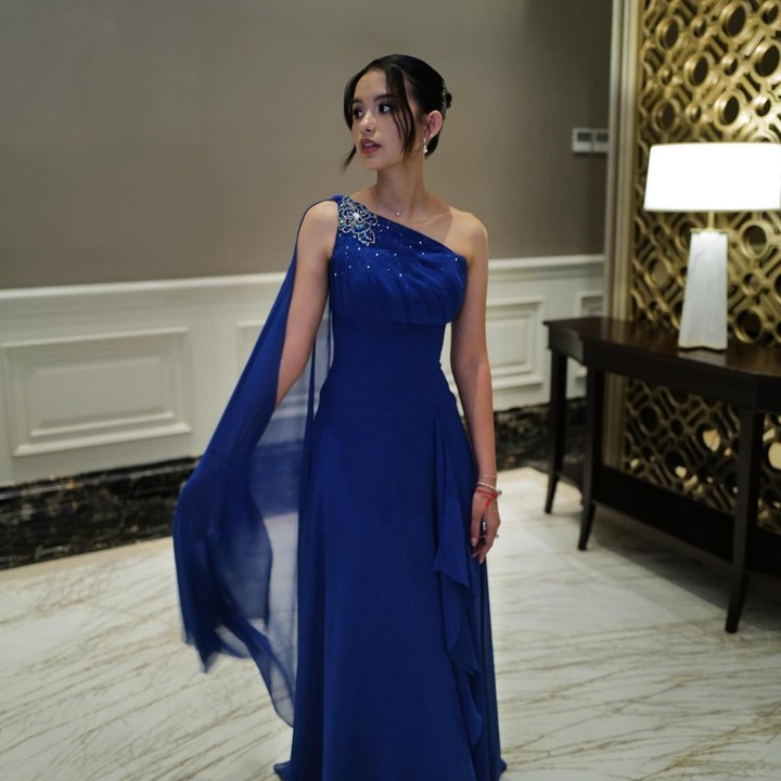 <p>Ketika menghadiri acara pesta formal, Sarah Menzel tampil lebih glam dengan <em>one shoulder dress</em> yang dilengkapi <em>cape</em> pada bagian bahu. (Foto: Instagram @ssarah_menzel)</p>