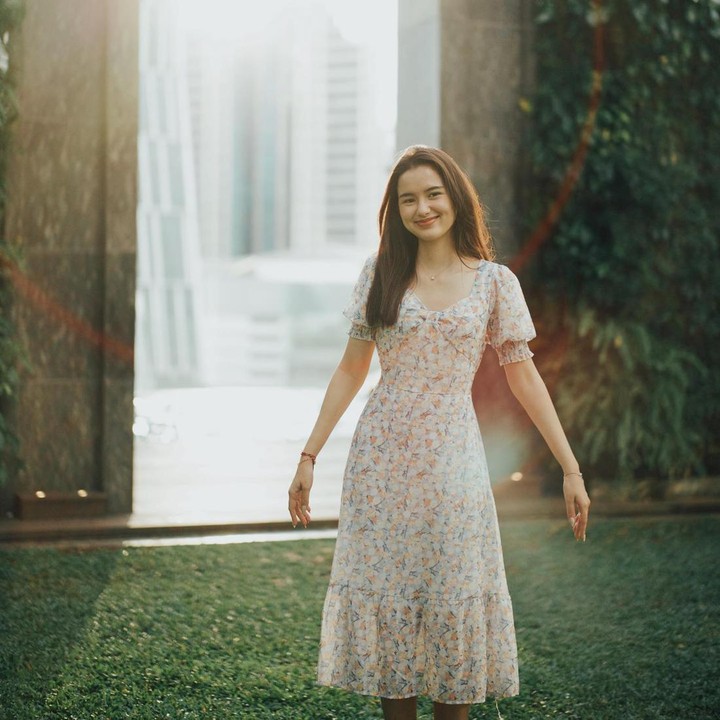 <p>Perempuan berdarah Jerman-Bali ini juga terlihat memesona dalam balutan <em>A-line dress</em> dengan aksen <em>balloon sleeve.</em> Corak bunga pada bajunya semakin memberi kesan elegan. (Foto: Instagram @ssarah_menzel)</p>