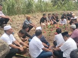 Sekeluarga Korban Kapal Tenggelam di Tapteng Dimakamkan Satu Liang
