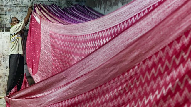 FOTO: Terpukau Kain Sari Benarasi yang Agung di India