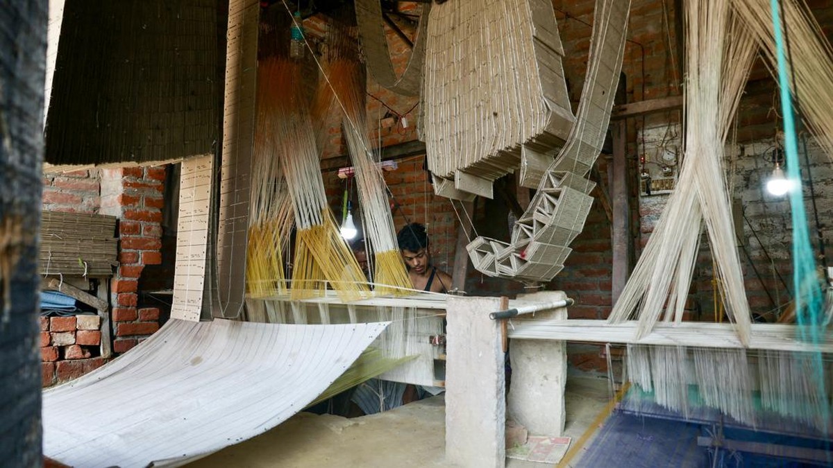 FOTO: Terpukau Kain Sari Benarasi yang Agung di India