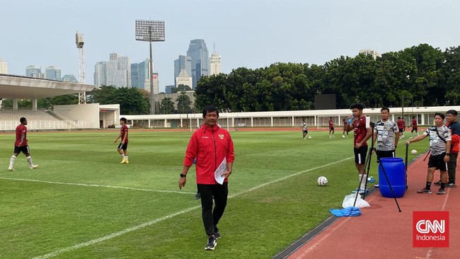 Pemain naturalisasi Jens Raven belum hadir, Ji Da Bin latihan terpisah dalam latihan Timnas Indonesia U-19 di Stadion Madya, Jakarta, Senin (1/7). .