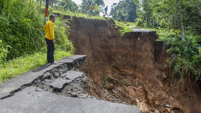 1. Waspada Tinggi: Potensi Bencana Longsor Mengancam 10 Wilayah di Jakarta Selatan dan Timur