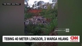 VIDEO: Tebing 40 Meter Longsor, 3 Warga Hilang