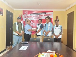 Wakili Hendy Setiono, Relawan Ambil Formulir Bacawali di PSI Surabaya
