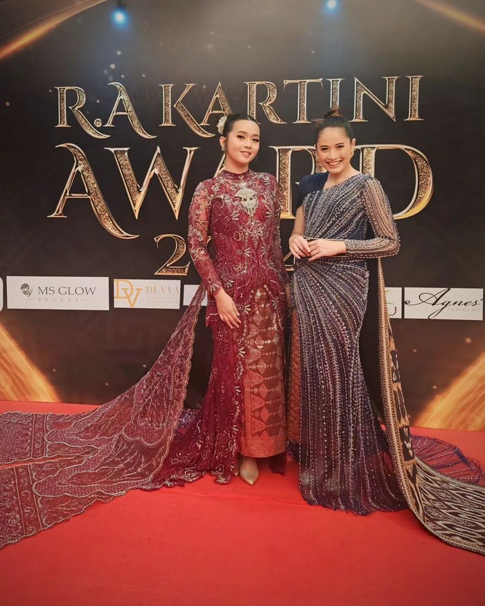 Outfit Wastra Artis di RA Kartini Award 2024, Tampil Anggun!