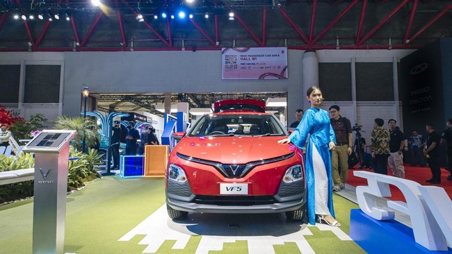 VinFast secara resmi meluncurkan penjualan mobil listrik keduanya, VF 5, di Indonesia, setelah debut VF e34 pada bulan Maret lalu.