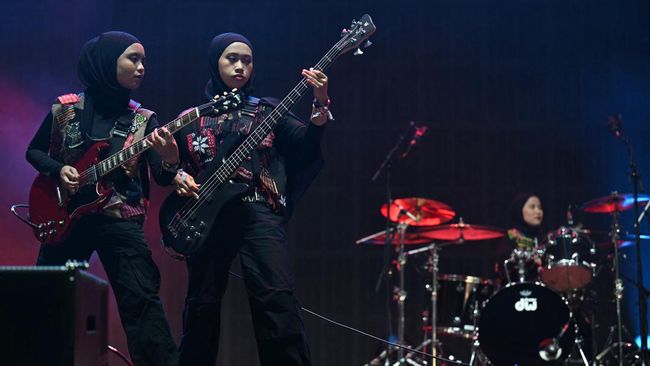 Voice of Baceprot mengatakan bakal tetap 'bawel' usai debut dan jadi musisi Indonesia pertama tampil di Glastonbury Festival 2024.