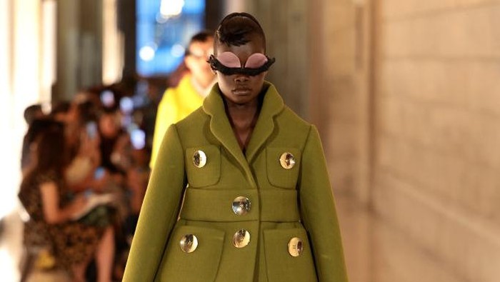 NEW YORK, NEW YORK - JULY 01: A model walks the runway during the Marc Jacobs Fall 2024 Runway at New York Public Library on July 01, 2024 in New York City.  (Photo by Dimitrios Kambouris/Getty Images for Marc Jacobs)
