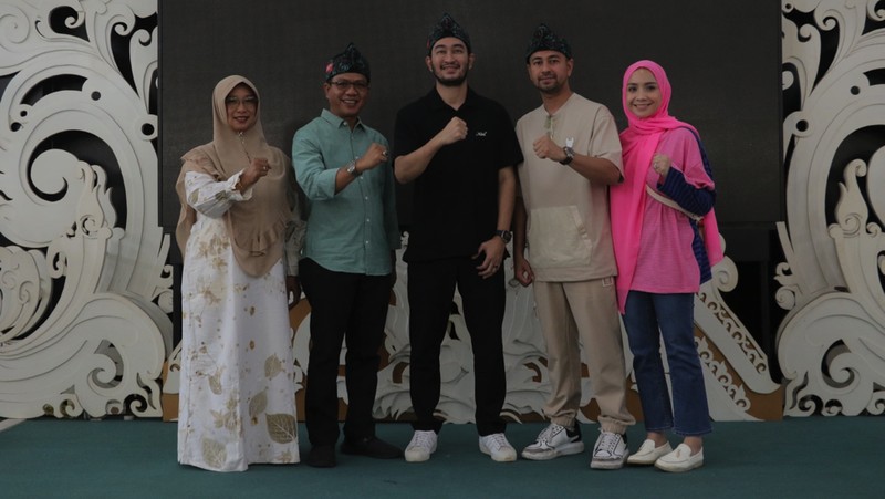 Selebriti Raffi Ahmad bersama keluarga mengadakan silaturahmi ke Rumah Dinas Bupati Bandung di Soreang, Jawa Barat pada Senin (1/7) pagi yang disambut langsung