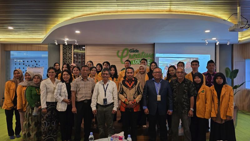PT Pegadaian, sebagai perusahaan di bidang keuangan, menunjukkan kepeduliannya terhadap isu maraknya generasi muda yang menjadi korban jasa keuangan online.