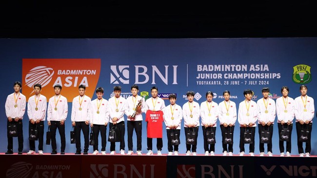 Para pemain dari tim beregu China membawa kostum Zhang Zhi Jie ke podium saat jadi juara Asia Junior Championship (AJC) 2024, Selasa (2/7).