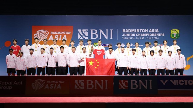 Momen tim China nangis di podium juara AJC 2024 usai Zhang Zhi Jie meninggal membuat netizen ikut bersedih.