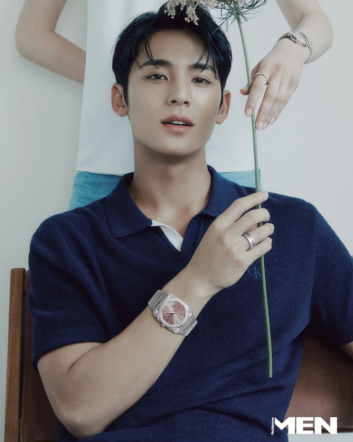 Beberapa waktu lalu, Mingyu SEVENTEEN resmi terpilih sebagai local ambassador Bulgari di Korea Selatan. Ia pancarkan aura “mahal” saat memakai perhiasan dan jam tangan merek mewah asal Italia tersebut. / Foto: instagram.com/mennoblesse_official