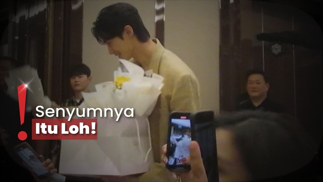 Momen Fan Meeting Byeon Woo Seok, Bagikan Bucket Bunga Satu per satu