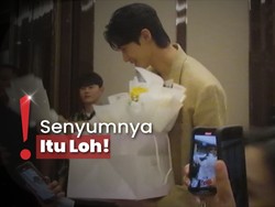 Momen Fan Meeting Byeon Woo Seok, Bagikan Bucket Bunga Satu per satu
