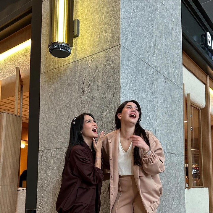 <p>Kemiripan Alice Norin dan Davina Karamoy langsung menuai komentar netizen. "Pasti ngeh banyak yang bilang mirip kak Alice Norin, akhirnya ketemuan dan benar semirip itu kayak adik kakak beneran," kata akun @eriekurn***. "Jangan-jangan sebenarnya kalian kakak adik yang terpisah," ucap @rantika_ok******* (Foto: Instagram @davinaakaramoy @alicenorin)</p>