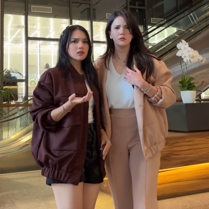 <p>Meski terpaut usia sangat jauh dan tidak memiliki hubungan darah, keduanya memang terlihat mirip ya, Bunda? Kemiripan mereka semakin bertambah dengan gaya rambut panjang berwarna gelap. (Foto: Instagram @davinaakaramoy @alicenorin)</p>