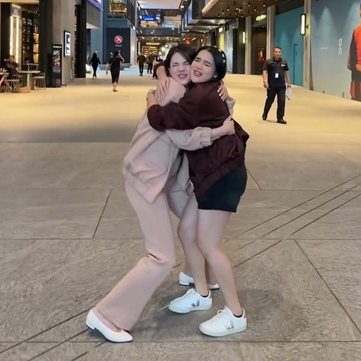 <p>Davina Karamoy dan Alice Norin tengah menjadi sorotan. Keduanya dinilai mirip seperti kakak adik oleh netizen. Hal itu bermula ketika mereka bertemu dan menyadari kemiripan masing-masing. (Foto: Instagram @davinaakaramoy @alicenorin)</p>