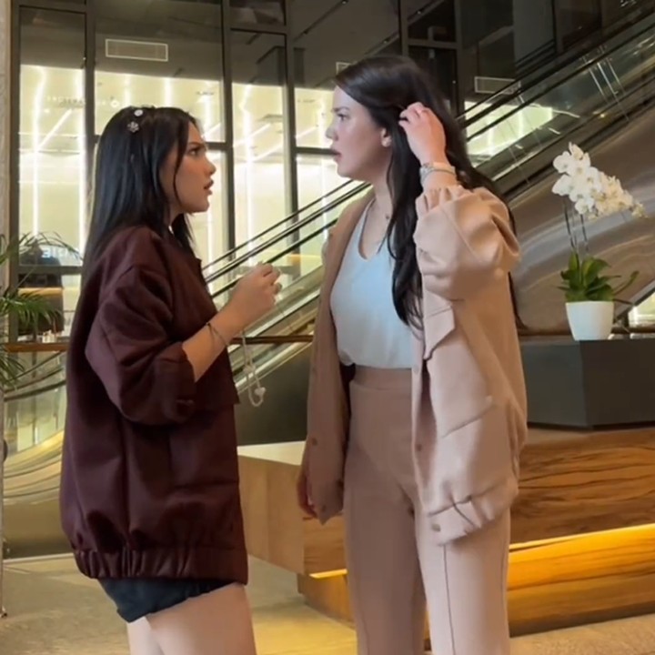 <p>Lewat media sosial, Alice dan Davina sama-sama membuat konten video yang memperlihatkan kemiripan mereka. Bahkan, Alice meminta netizen untuk mencarikan kembarannya yang lain. (Foto: Instagram @davinaakaramoy @alicenorin)</p>