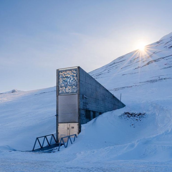 Bóveda Mundial de Semillas de Svalbard, Bóveda de Semillas.  Longyearbyen es la capital de Svalbard en la isla de Spitsbergen en el archipiélago de Spitsbergen.  Ártico, Europa, Escandinavia, Noruega, Svalbard.  (Foto: Universal Images Group a través de Martin Zwick/REDA&CO/Getty Images)