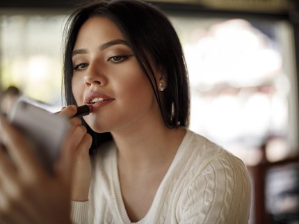 13 Warna Lipstik untuk Kulit Sawo Matang agar Terlihat Fresh dan Cantik
