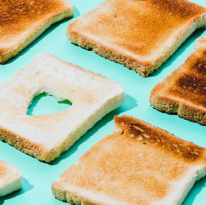 Selain sereal, sarapan dengan roti panggang dan mentega memang menjadi pilihan praktis. Namun, menu sarapan ini juga tidak akan membuat kamu kenyang dalam waktu lama karena kurangnya protein