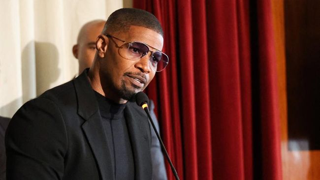 Jamie Foxx buka suara mengenai darurat medis yang membuatnya dilarikan ke RS pada 2023. Ia mengaku semua dari sakit kepala.