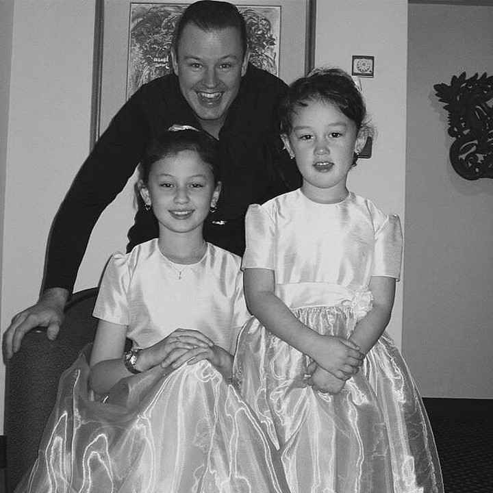 <p>Ayah Kimberly dan Natasha yang bernama Nigel Ryder diketahui merupakan pria asal Inggris, Bunda. Paras blasteran mereka sering mencuri perhatian netizen, nih. "Bule banget," kata akun @amylee.*** (Foto: Instagram @kimbrlyryder @natasharyder)</p>