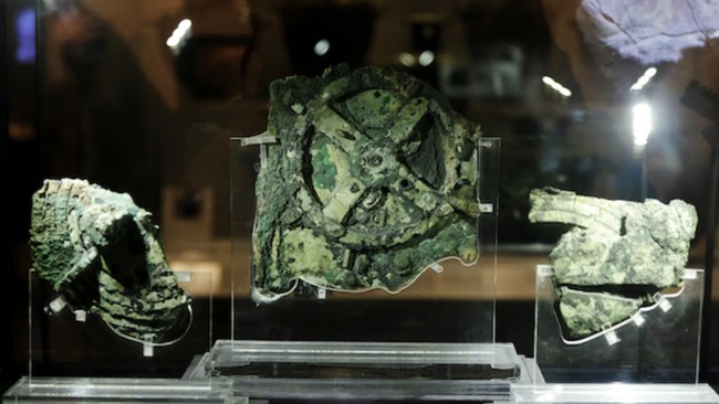 Gadget antik bernama Antikythera Mechanism ditemukan oleh para penyelam di dalam sebuah bangkai kapal di lepas pantai Yunani. Cek keistimewaannya.