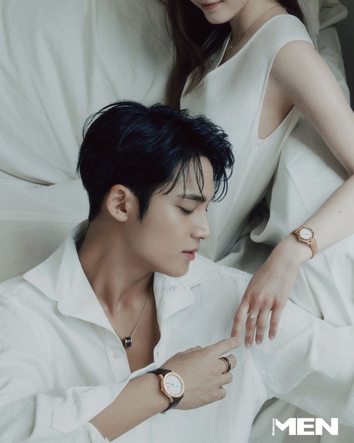 Lagu SEVENTEEN yang menginspirasi hidup idol K-Pop berusia 27 tahun ini adalah “Don’t Wanna Cry”. Ia jadi menyadari bahwa masih banyak hal di dunia yang belum ia ketahui saat syuting MV lagu tersebut di LA. / Foto: instagram.com/mennoblesse_official