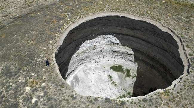 Lubang runtuhan atau sinkhole sedalam sekitar 8 meter muncul di ruas jalan utama Kecamatan Sendang, Tulungagung, Jawa Timur.