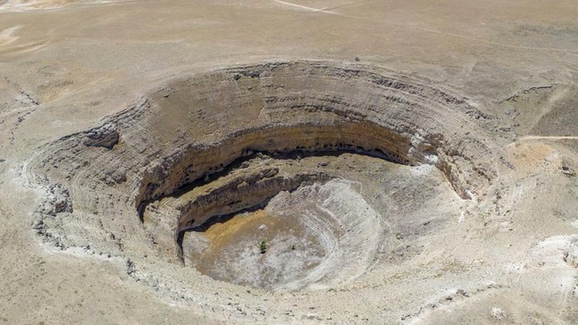 Sinkhole muncul di ruas jalan utama Kecamatan Sendang, Tulungagung, Jawa Timur. Kedalaman diperkirakan 8 meter dan diameter 80 cm.