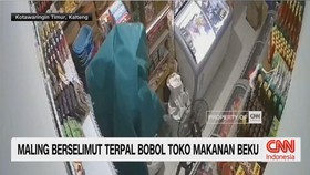 VIDEO: Maling Berselimut Terpal Bobol Toko Makanan Beku