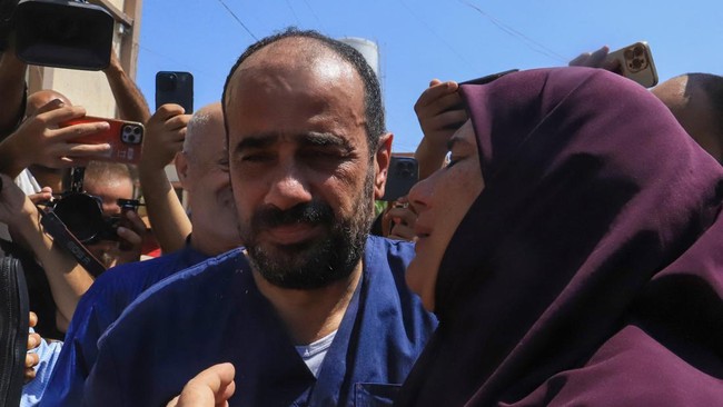 Direktur RS Al Shifa Gaza dan puluhan tahanan Palestina lainnya dibebaskan dari penjara Israel usai hampir 8 bulan ditahan.
