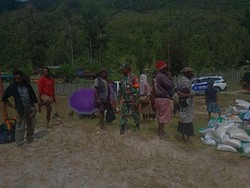 Pinta Warga Paniai Korban Teror KKB saat Pulang dari Pengungsian
