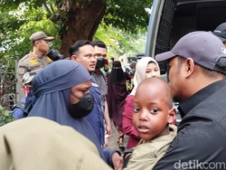 Tangis Pencari Suaka Saat Tenda di Kantor UNHCR Ditertibkan Petugas