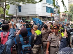 Tenda Pengungsi di UNHCR Dibongkar, 15 WNA Diangkut ke Ditjen Imigrasi