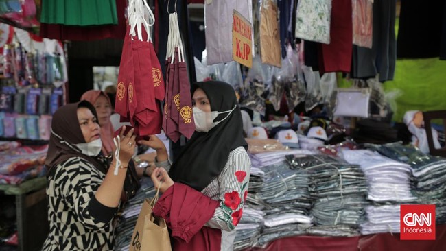 FOTO: Geliat Penjualan Peralatan Sekolah Jelang Tahun Ajaran Baru