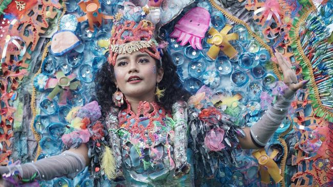 Penutupan Festival Teluk Tomini 2024 di Pantai Kayu Bura eks Sail Tomini, Sulawesi Tengah, dipadati ribuan wisatawan lokal dan  internasional pada Minggu (30/6)