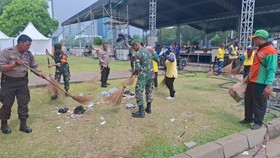 HUT Bhayangkara ke-78, Polri-TNI Turun Langsung Bersihkan Monas