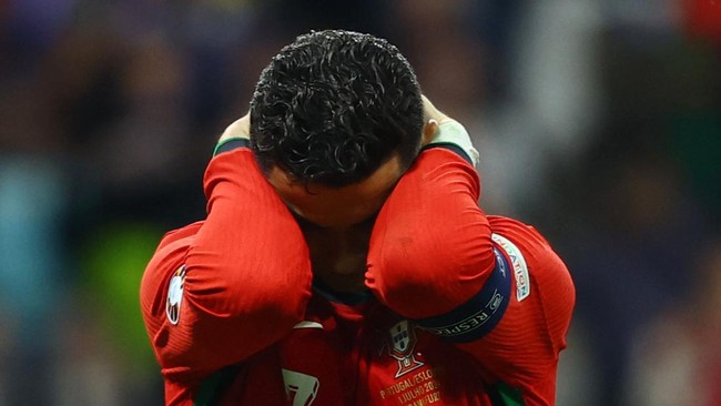 Cristiano Ronaldo menangis di tengah pertandingan Portugal vs Slovenia setelah gagal mencetak gol melalui tendangan penalti di babak 16 besar Euro 2024.