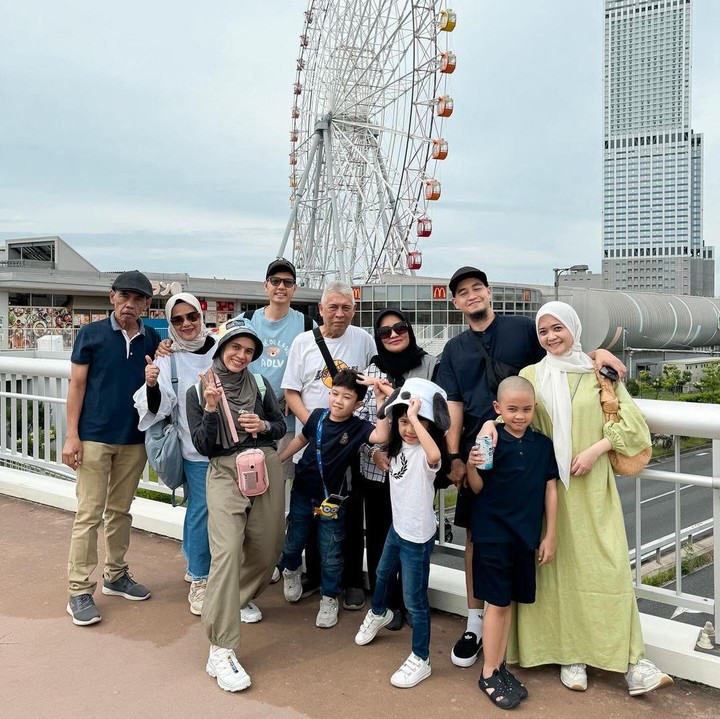 <p>Saat libur sekolah kali ini, Nycta Gina dan Rizki Kinos mengajak kedua anaknya, Uta dan Uti berlibur ke Jepang. "Liburan ber-13 modal nekat dan <em>bismilah</em>. Mengandalkan <em>@ratnajuni</em> yang sudah beberapa kali ke Jepang walaupun gara-gara dia satu kali hampir ketinggalan kereta, satu kali kejepit pintu kereta," ujar Gina. (Foto: Instagram: @missnyctagina)</p>