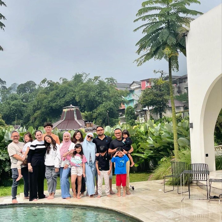 <p>Mona Ratuliu memboyong keluarga dan anak-anaknya untuk berlibur ke Puncak, Bunda. Tidak hanya itu, liburannya kali ini turut mengajak sang sahabat, Meisya Siregar. "Sudah lamaaaaaa banget enggak ke Puncak. Senangnya minta ampun akhirnya bisa ke Puncak lagi bawa anak-anak," jelasnya seraya mengunggah potret kebersamaan di pinggir kolam renang. (Foto: Instagram: @monaratuliu)</p>