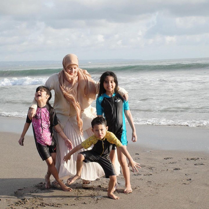 <p>Trio Strong Megumi, Miskha, dan Miguel, mengisi waktu libur sekolah dengan bermain ke pantai bersama sang Bunda, Natasha Rizky. Meski begitu, wanita yang sering dipanggil Acha ini tidak menjelaskan detail lokasi liburan mereka. "Kesibukan si buah hati," tutur Acha sambil mengunggah video keseruan saat berlibur barang anak-anaknya. (Foto: Instagram: @natasharizkynew)</p>