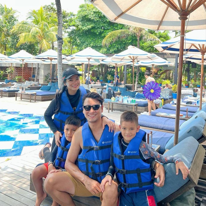<p>Titi Kamal dan sang suami, Christian Sugiono, mengajak kedua putranya berlibur ke Bali, Bunda. Di sini, mereka mencoba permainan jet ski, lho. "<em>Water sports dan beach day</em>," tulis Titi Kamal dengan emotikon hati warna biru. (Foto: Instagram: @titi_kamal)</p>
