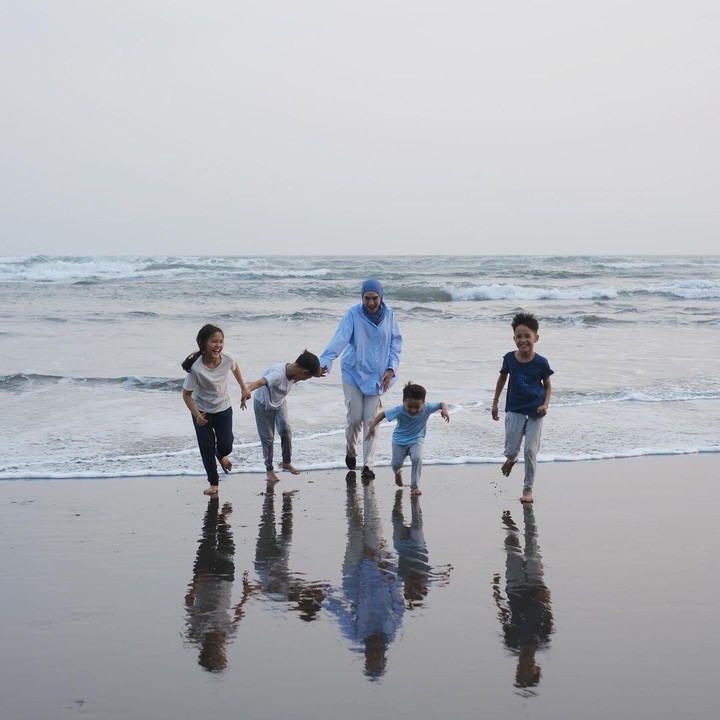 <p>Zaskia Adya Mecca memutuskan untuk mengajak anak-anaknya mengisi libur sekolah dengan pulang kampung ke Yogyakarta. Dalam sebuah unggahan, terlihat wanita yang akrab disapa Bia ini bermain di pantai dengan anak-anaknya. "Aku kalau sama anak-anak biasanya tujuan utama mereka <em>sand boarding</em> di gumuk pasir, jadi cukup ke Parangtritis saja karena main di pantai bonus <em>track</em> doang," tutur Zaskia. (Foto: Instagram: @zaskiadyamecca)</p>