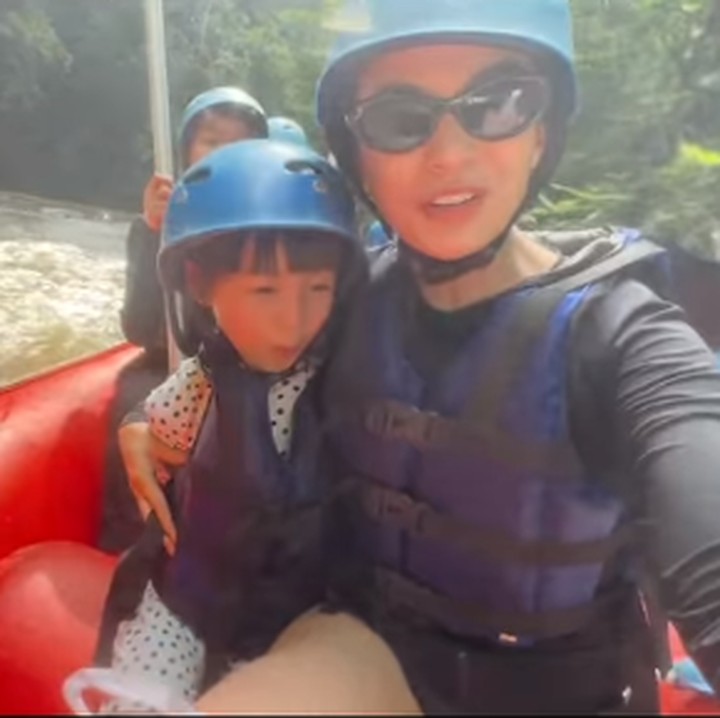 <p>Chelsea Olivia dan Gleen Alinskie memutuskan untuk mengisi waktu libur sekolah kedua anaknya, Nastusha dan Dante, dengan melakukan <em>rafting</em> di Bali. Tidak hanya berempat, mereka juga mengajak keluarga besarnya, lho. "Pertama kali kami berarung jeram bersama keluarga besar," tutur Chelsea. (Foto: Instagram: @chelseaoliviaa)</p>