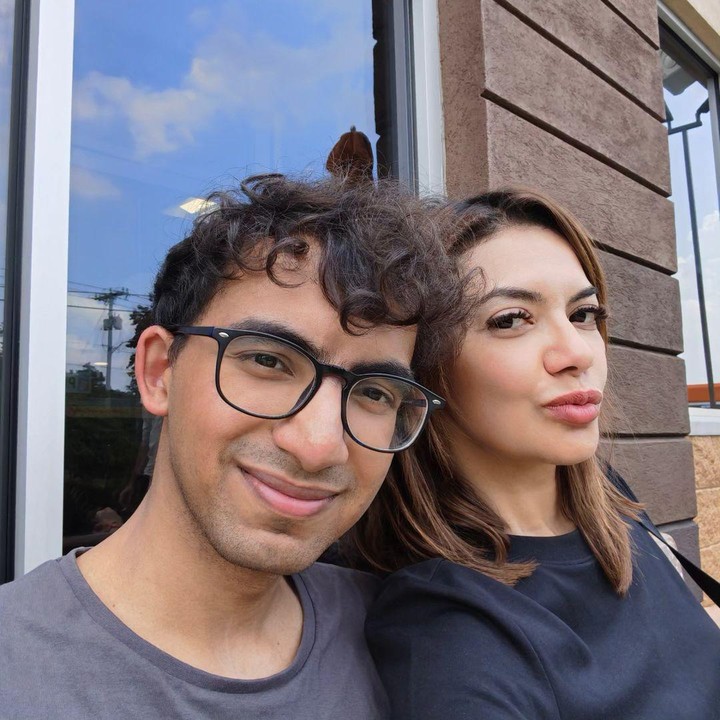<p>"Cucok banget jadi <em>bodyguard</em> Ibunya. Gagah, ganteng," ungkap seorang netizen. "Izzaaatt haha sudah gede saja nih anak. Gagah banget Na," tutur netizen lainnya. (Foto: Instagram: @najwashihab)</p>